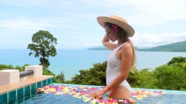 Mayolu mutlu kadın yüzme havuzunda jakuziyle villada dinleniyor.