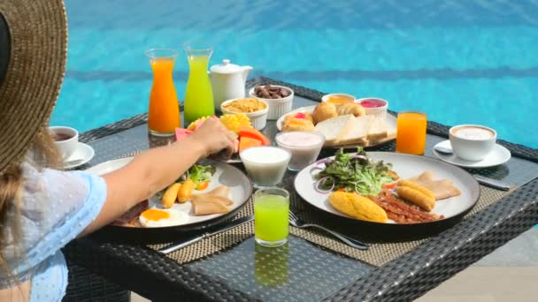 Woman on breakfast in hotel resort in sunny day. Morning food on villa — Stockvideo