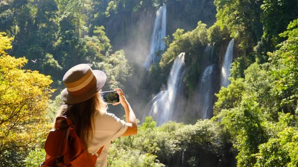 Взгляд назад тысячелетнего блогера о путешествиях или приключениях на водопаде — стоковое фото