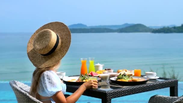 Mulher irreconhecível no estilo de vida de luxo férias viagem come café da manhã — Vídeo de Stock