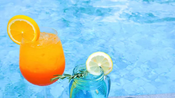 Cócteles junto a la piscina servidos fríos en el bar de la piscina, cóctel fresco de verano —  Fotos de Stock