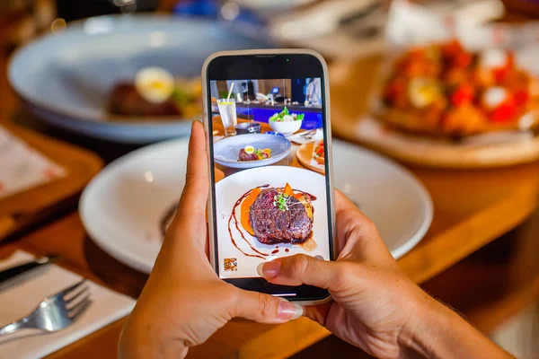 İnsan hayatında teknoloji ve sosyal ağ. Kadın sosyal medya için fotoğraf çekiyor