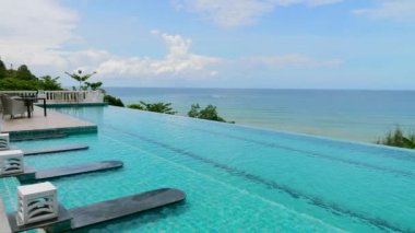 Yaz tatili ve tatil. Phuket adasında deniz manzaralı sonsuzluk manzaralı havuz