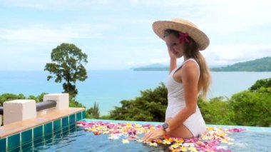 Romantik yaz tatilinde lüks bir tatil yeri. Kadın jakuzide dinleniyor.