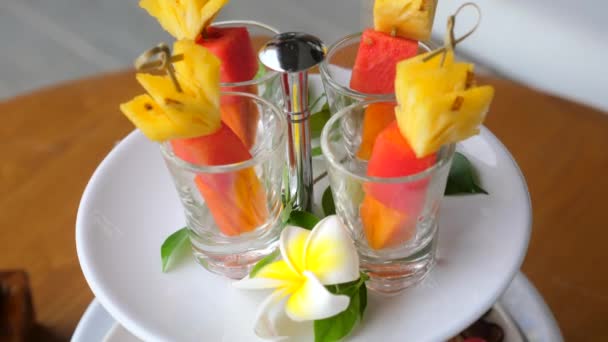 Şişte taze yaz meyveleri, çocukların doğum günü partisi için sağlıklı organik atıştırmalıklar. — Stok video