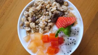 Sağlıklı kahvaltı, temiz yemek, diyet konsepti, yoğurtlu granola kasesi.