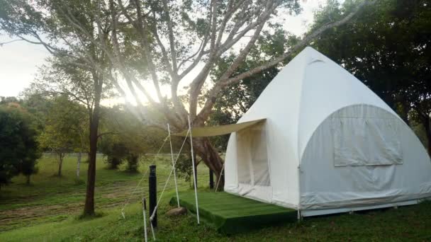 Camping stan při slunečném ránu nebo západu slunce, světlo se slunečními paprsky, cestovní životní styl — Stock video
