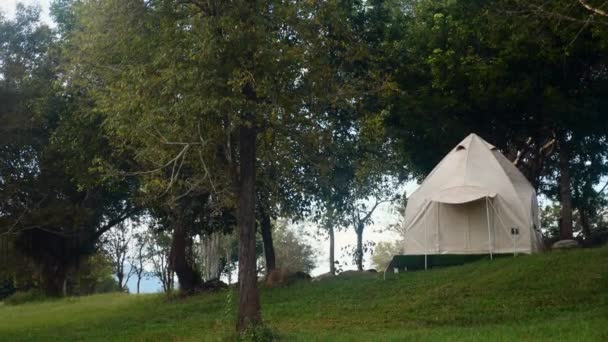 Acampar ou glamping na floresta no acampamento turístico. Estilo de vida de viagem ativo — Vídeo de Stock