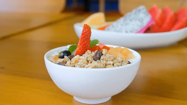 Comida saludable para desayunar, perder peso, granola bowl con yogur —  Fotos de Stock