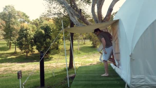 Campeggio Nella Foresta Uomo Esce Dalla Tenda Seduto Sulla Sedia — Video Stock