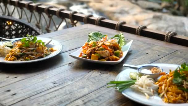 Açık Kafede Geleneksel Tayland Yemekleri Karides Pad Thai Pirinç Eriştesi — Stok video