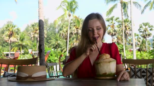 Sommerreisekonzept Glückliche Reisende Entspannen Café Mit Jungen Frischen Kokosnüssen Strand — Stockvideo