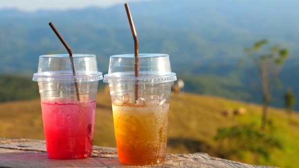Dos Tazas Plástico Con Bebidas Saludables Para Llevar Cafetería Aire — Vídeos de Stock