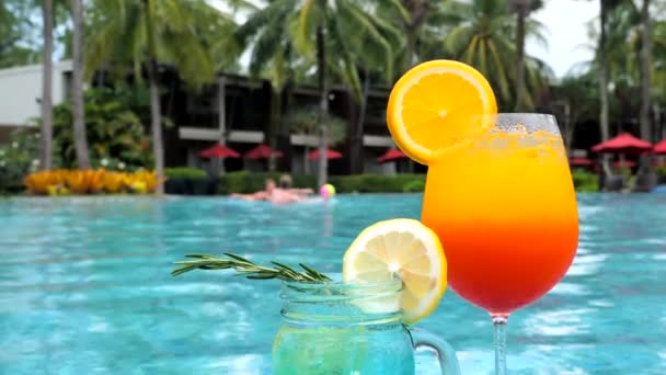 Divertimento Famiglia Vacanza Due Bicchieri Bevande Colorate Tropicali Bordo Piscina — Video Stock