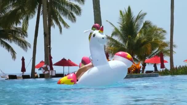 Glückliche Lustige Mann Erfolgreich Auf Schwimmenden Aufblasbaren Einhorn Schwimmbad Tropischen — Stockvideo