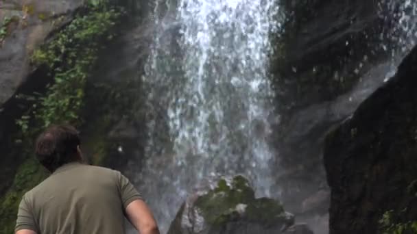 Szczęśliwy Zabawny Podróżnik Podekscytowany Cieszy Się Tropikalnym Wodospadem Uśmiechnięty Męski — Wideo stockowe