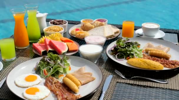 Pequeno Almoço Par Tomar Café Manhã Villa Tropical Perto Piscina — Vídeo de Stock