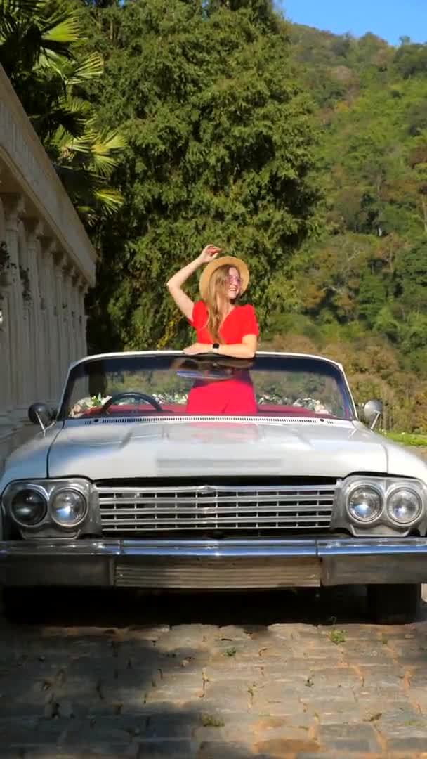 Eski Model Bir Arabada Duran Göz Kamaştırıcı Bir Kadın Hasır — Stok video