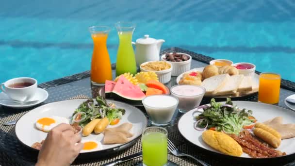 Hotel Frühstück Auf Tropischen Pool Villa Frau Trinkt Frischen Guaven — Stockvideo