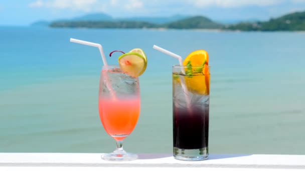 Cocktail Freddo Fresco Sulla Spiaggia Tropicale Con Mare Azzurro Nelle — Video Stock