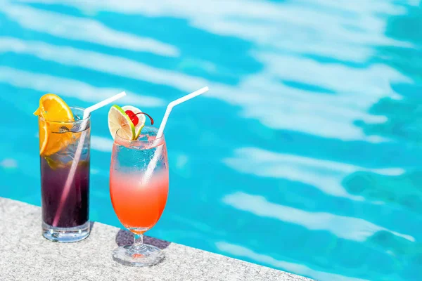 Dois Coquetéis Piscina Luxuoso Hotel Ensolarado Dia Verão Bebidas Mocktail — Fotografia de Stock