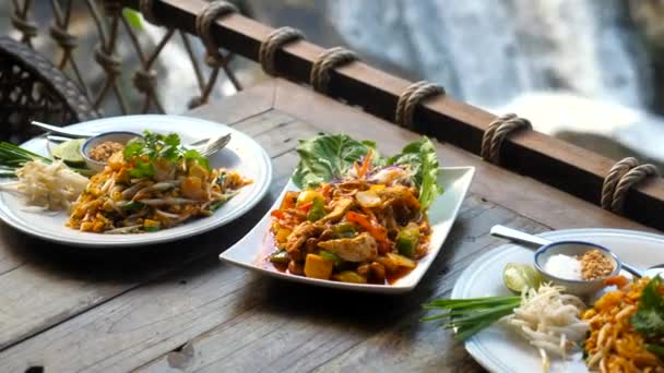 Traditionelle Thailändische Küche Outdoor Café Mit Natur Wasserfall Hintergrund Gebratene — Stockvideo