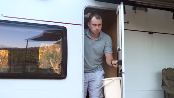 Θυμωμένος Ύποπτος Ταξιδευτής Βγαίνει Από Την Πόρτα Του Τροχόσπιτου Στους — Αρχείο Βίντεο