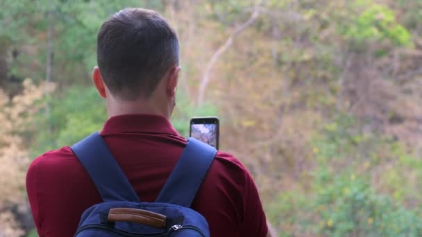 Vista Trasera Del Hombre Mochilero Viajero Pie Bosque Filmación Vídeo — Vídeo de stock