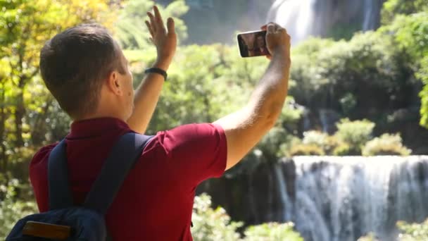 年轻的男性博主 Vlogger 在智能手机上记录自己的视频电影 看着相机 在视频博客拍摄中通过手机在自然界 社交媒体影响人们 内容制造者的概念 — 图库视频影像