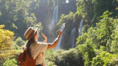 Modern sosyal medya içerikli yapıcı, videodaki etkili konuşmalar, dışarıda cep telefonuyla blog çekimleri. Yetişkin adam blogcu ve video blogcusu akıllı telefonuyla doğaya selfie filmi kaydediyor. Kameraya bakın..