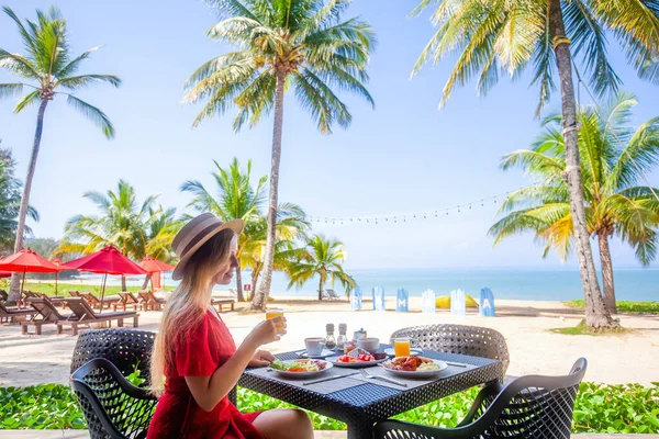 Woman Tropical Healthy Breakfast Hotel Sandy Sea Beach Palm Trees — Stock Fotó