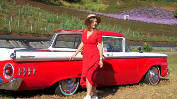 Κομψή Γυναίκα Κόκκινο Φόρεμα Και Καπέλο Πόδια Κοντά Στο Παλιό — Αρχείο Βίντεο