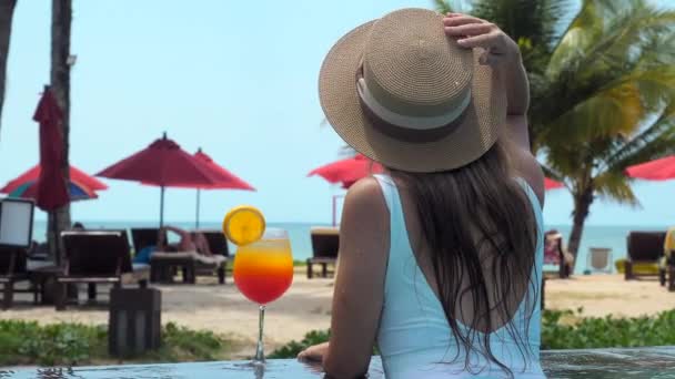 Mujer Traje Baño Blanco Sombrero Relajarse Piscina Disfrutar Hermosas Vistas — Vídeo de stock