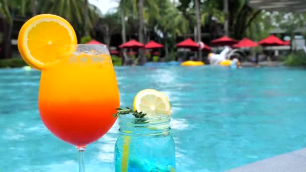 两杯热带冰镇鸡尾酒饮料 背景上有有趣的人和遮阳伞 奢华的旅行 度假的概念 泰国普吉 — 图库视频影像