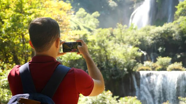 Молодой Человек Делает Фотографии Социальных Сетях Удивительных Экзотических Водопадов Тропической — стоковое фото