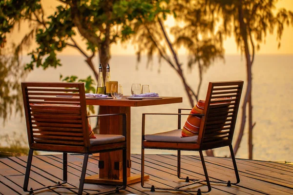 Teraslı Modern Lüks Restoranda Deniz Batımı Sahilde Bir Çift Sandalyesi — Stok fotoğraf