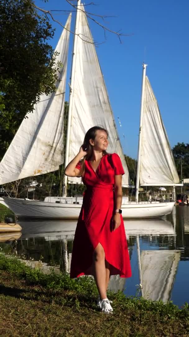 Розкішні Подорожі Відпустки Вертикальне Відео Елегантної Жінки Червоній Сукні Йде — стокове відео