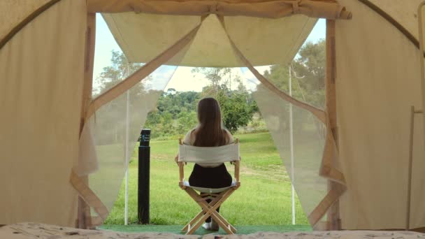 Koncepcja Turystyki Tylny Widok Podróży Kobieta Relaks Poza Nowoczesnym Namiotem — Wideo stockowe