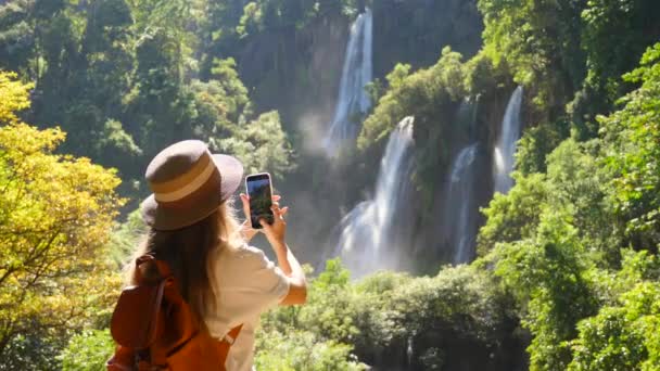 Boldog Női Turista Hátizsákkal Utazásban Vándorlás Idegenforgalmi Koncepció Fiatal Utazó — Stock videók