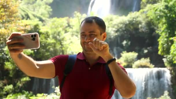 Sorrindo Blogueiro Homem Adulto Vlogger Gravação Filme Selfie Smartphone Natureza — Vídeo de Stock