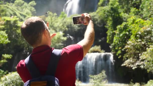 Mladý Muž Vlogger Blogger Nahrávat Selfie Film Jeho Smartphone Venku — Stock video