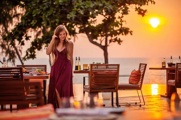 Elegante Aantrekkelijke Glimlachende Vrouw Romantisch Diner Luxe Gastronomisch Restaurant Sexy — Stockfoto