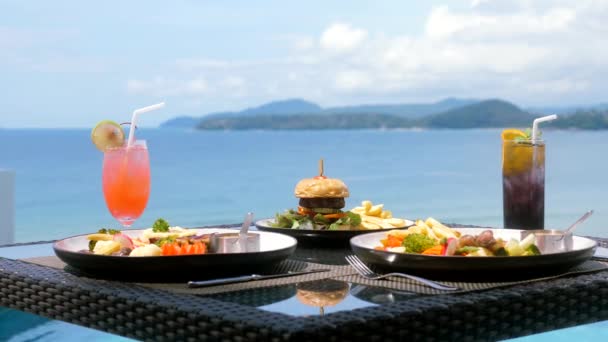 Lüks Otel Havuz Başında Iki Kişilik Yemek Sahildeki Açık Hava — Stok video