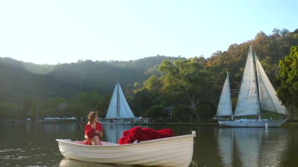 Glückliche Reisende Frau Sommerkleid Freude Entspannen Auf Einem Boot Auf — Stockvideo