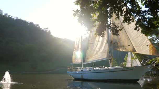 Video Cinematografico Del Tramonto Sul Lago Bellissimo Yacht Vela Attraccato — Video Stock