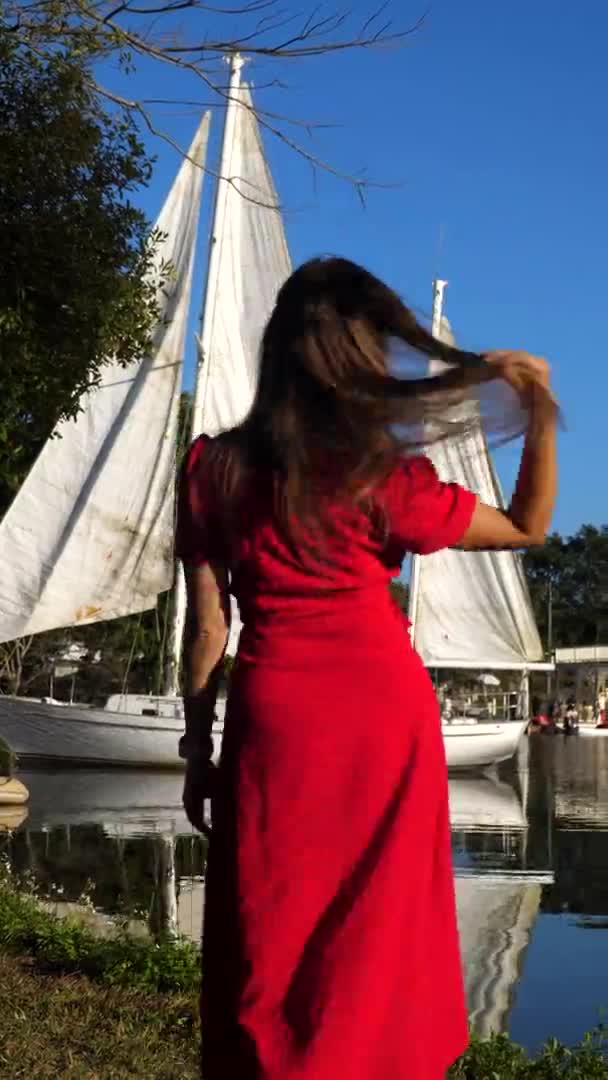 Вид Ззаду Стильну Жінку Ходить Яхт Клубі Вітрильним Човном Озері — стокове відео