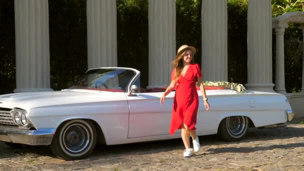 Mulher Elegante Vestido Vermelho Chapéu Andando Com Carro Vintage Colunas — Vídeo de Stock