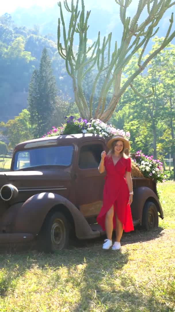 Romantyczna Kobieta Czerwonej Sukience Kapeluszu Pobliżu Klasycznego Samochodu Vintage Młoda — Wideo stockowe