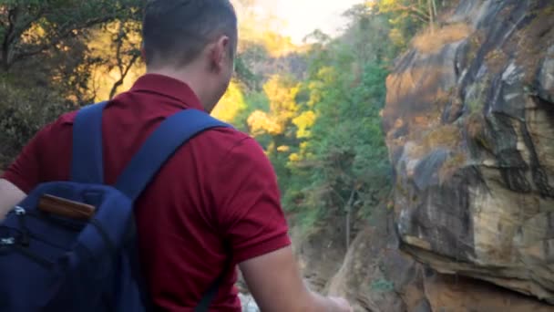 Homem Com Mochila Viaja Nas Montanhas Viajante Levantando Armas Vitoriosamente — Vídeo de Stock
