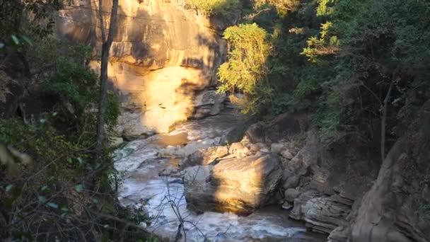 Paysage Avec Une Rivière Montagne Qui Coule Travers Canyon Coucher — Video